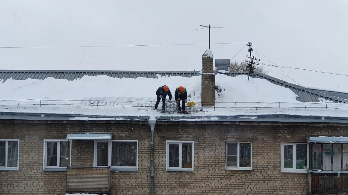В Кирове уберут снежные свесы и сосульки с домов 