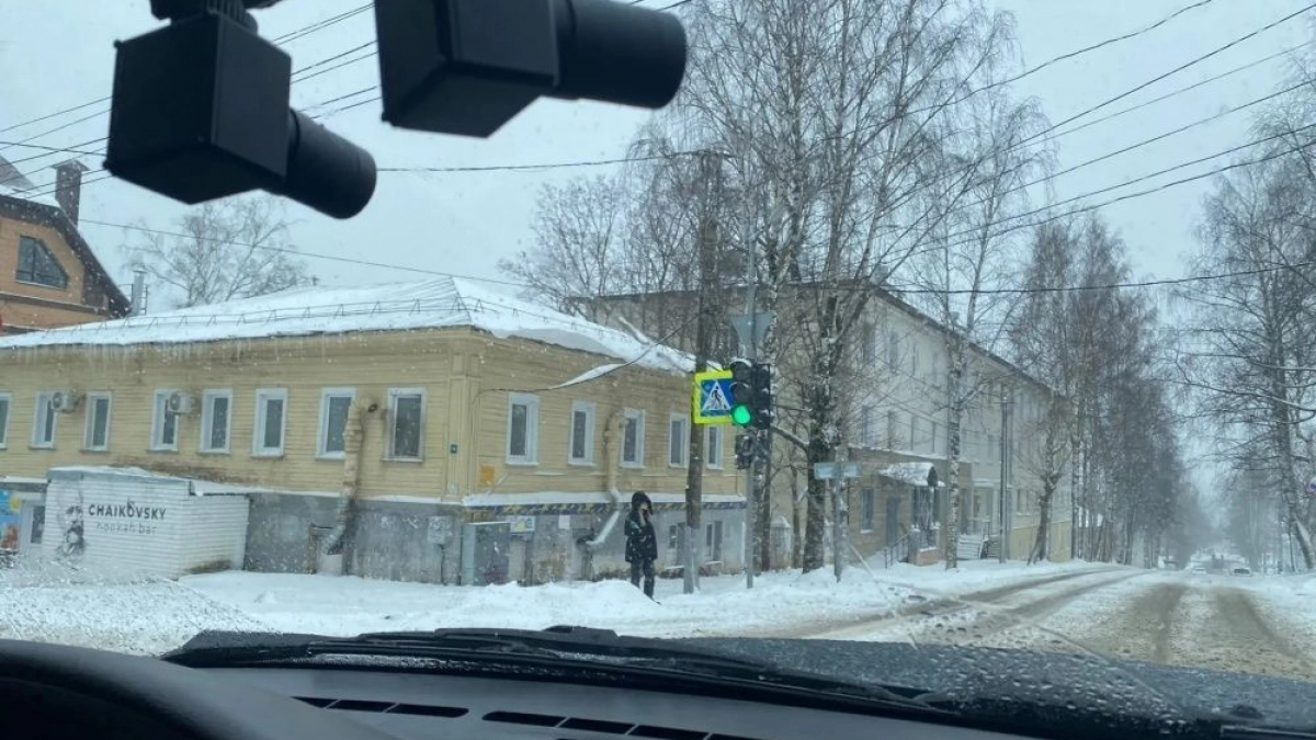 В Кирове зафиксирован 41 случай незаконной парковки на газонах и в цветниках