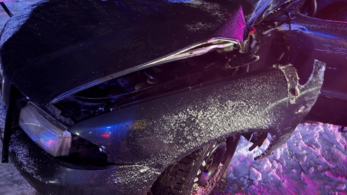 В Кирове иномарка съехала с дороги и протаранила столб