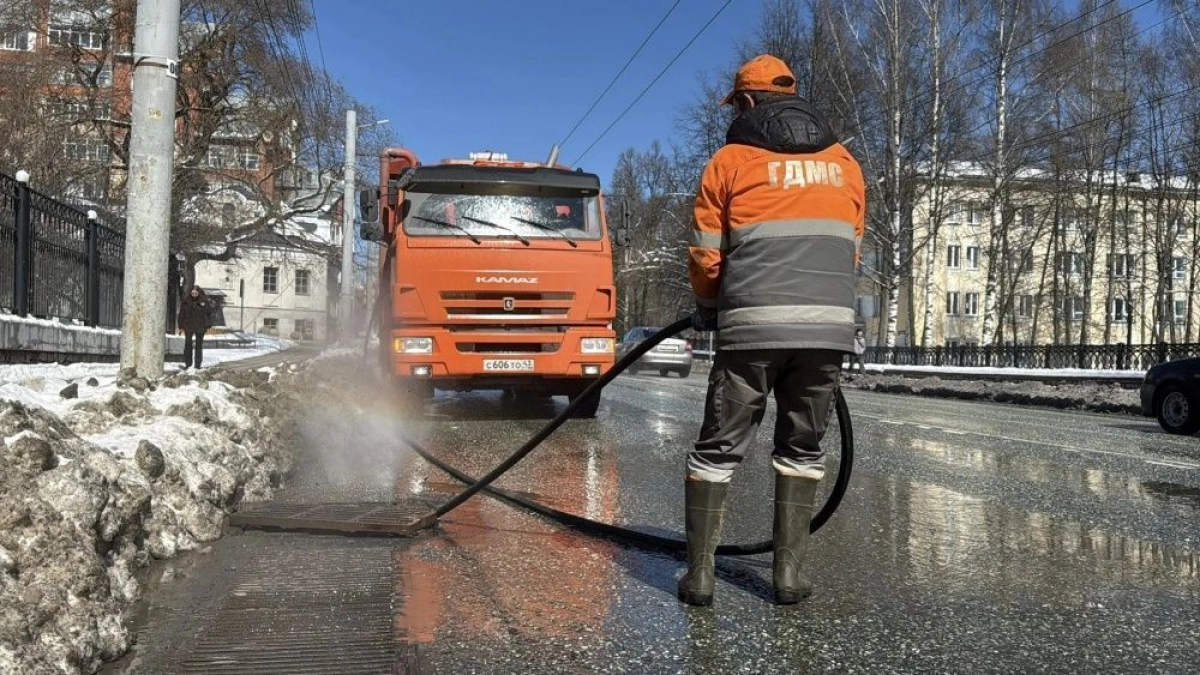 В Кирове восстанавливают водопропускную способность ливневых канализаций