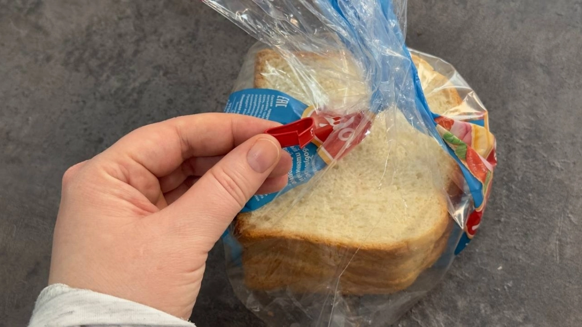 Зажимы от пакетов больше не выбрасываю, а складываю в коробочку и храню - нашла им полезное применение, выручают каждый день