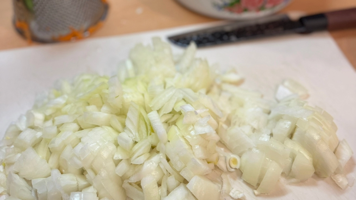 Никакого бледного лука: 3 щепотки и 5 хитростей от шеф-поваров для идеальной зажарки — будет золотистым, как в ресторане