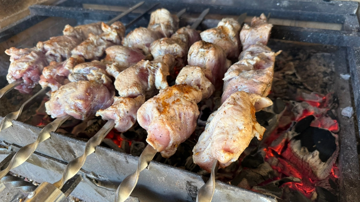 Королевский шашлык на мангале: 1 хитрость перед жаркой - нежное и сочное мясо