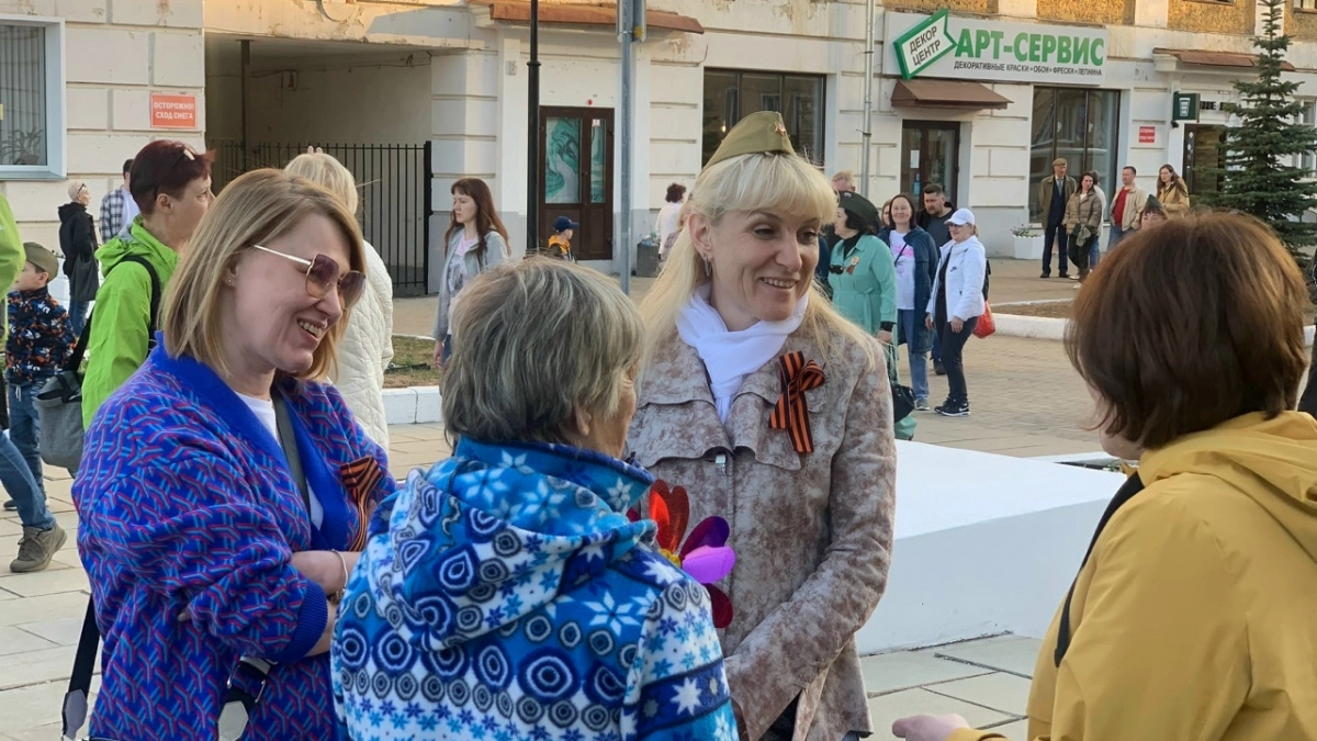 На улицах Кирова раздают Георгиевские ленты