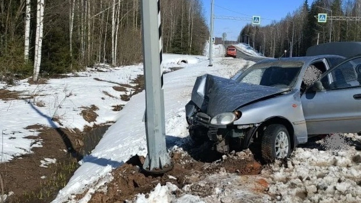 Легковушка протаранила опору электропередачи в Юрьянском районе