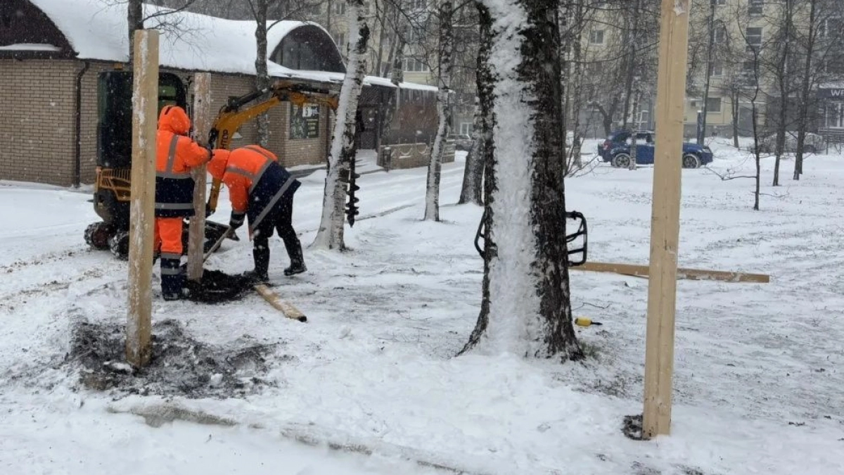 В Кирове на месте будущей Аллеи Славы начали устанавливать ограждение