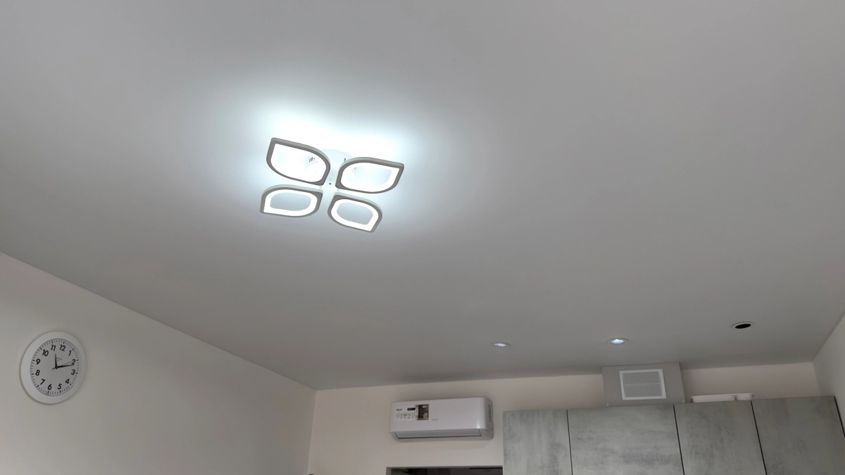 Дизайнеры их ненавидят, а россияне обожают: когда натяжной потолок — умный выбор, а когда — ошибка