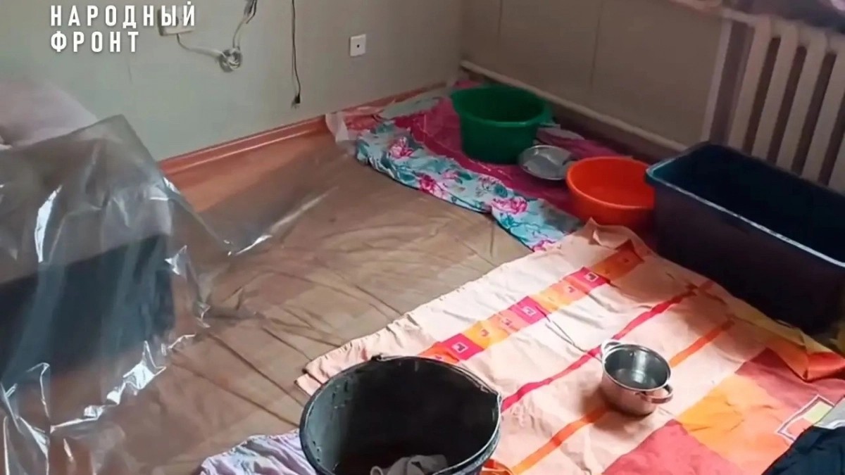 В Кирове жители дома страдают от протечек из-за остановки ремонта кровли