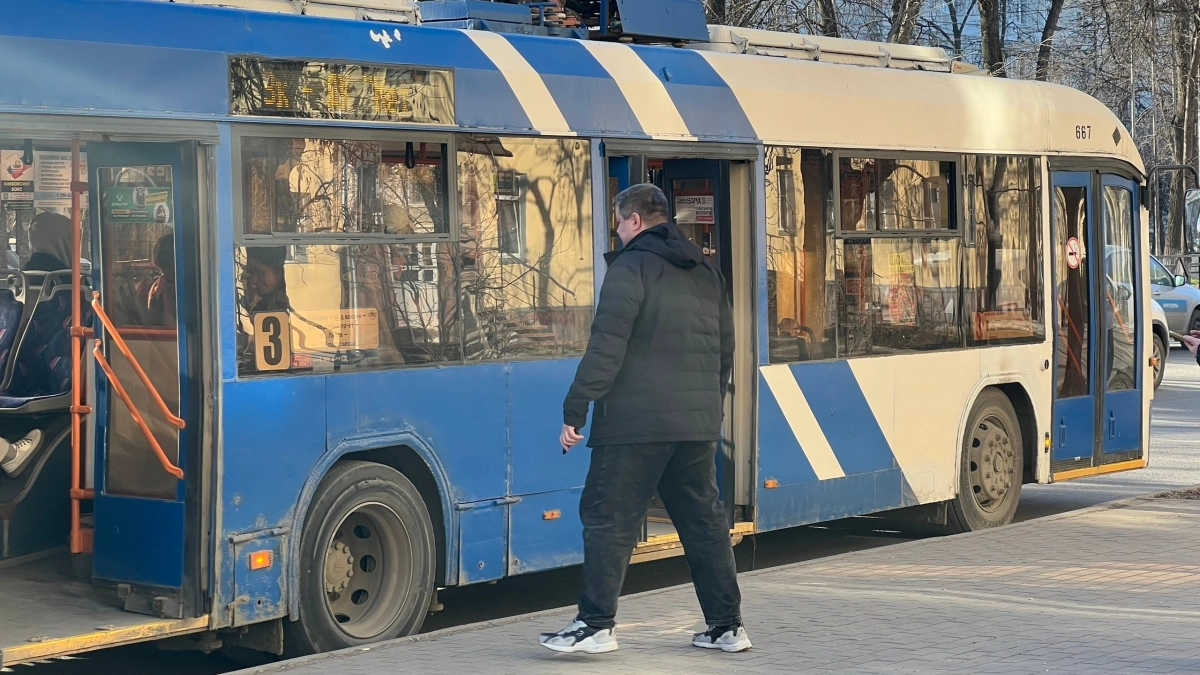 "Ждем по часу автобус, а водители еще двери перед носом закрывают!": кировчане о проблемах с общественным транспортом