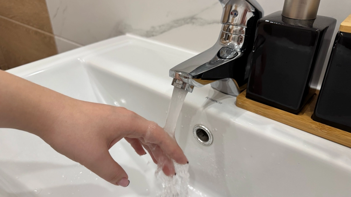 2 стакана - и вода не стоит в раковине: совет от знакомого сантехника - как быстро и просто устранить засор