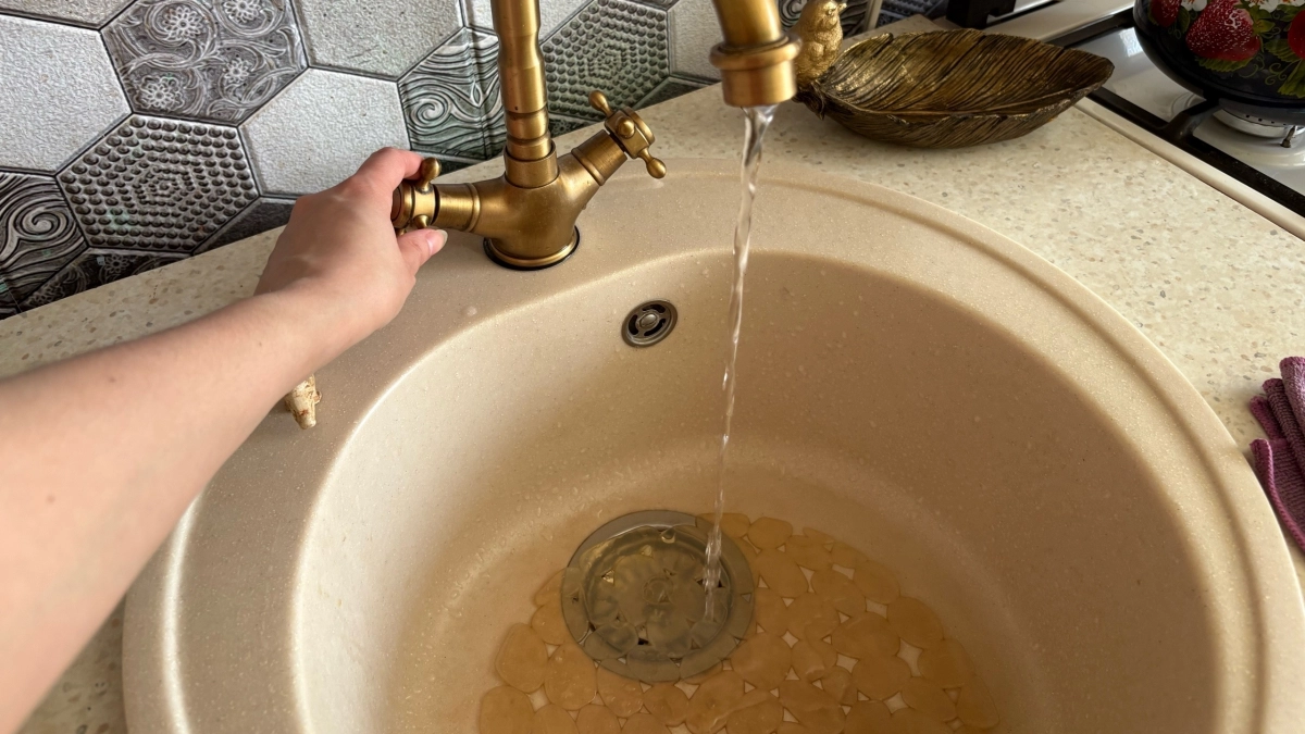 Никогда не выливайте масло в раковину: всего 1 ложка — и трубы всегда чистые без запаха