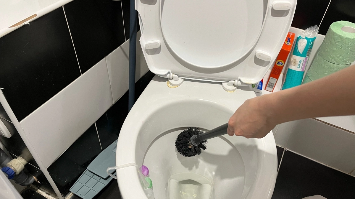 Один стакан на ночь — и утром унитаз блестит: простой лайфхак уничтожает даже застарелую грязь
