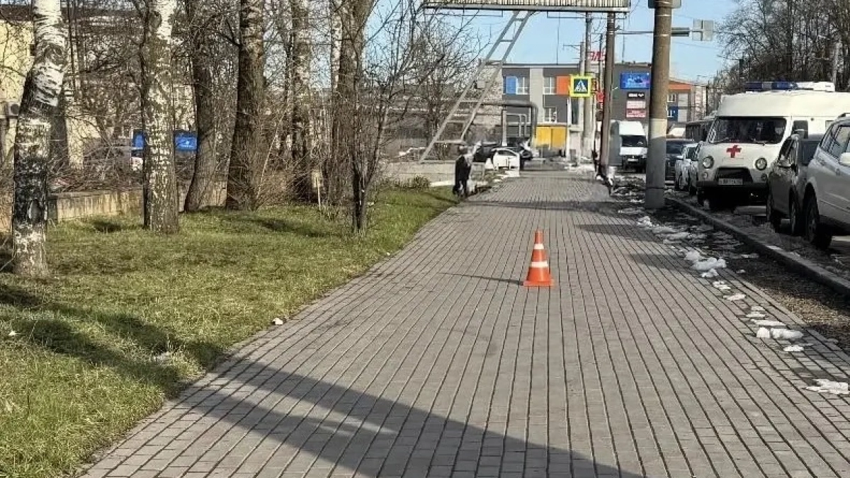 В Кирове самокатчик наехал на пожилого мужчину и скрылся