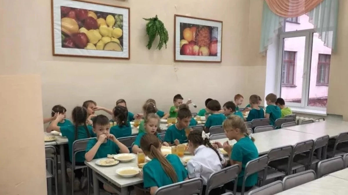 В Кировской области детей кормили сомнительной едой в санатории и детском саду