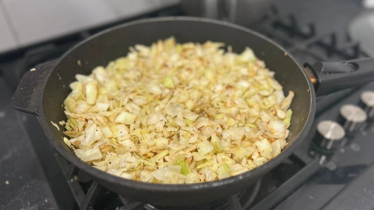 Объедаемся капустой уже вторую неделю: простейший рецепт за 15 минут — вкус как в ресторане