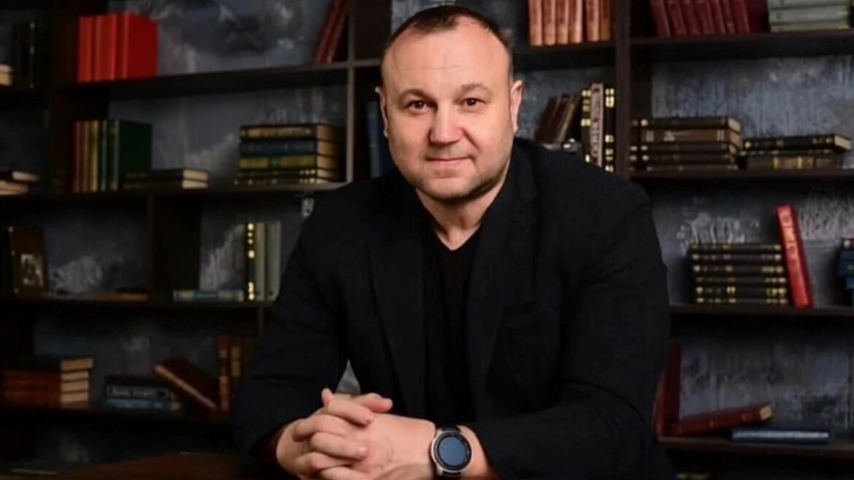 Мастер спорта СССР Юрий Едигарев поблагодарил Александра Никулина за новый инвентарь