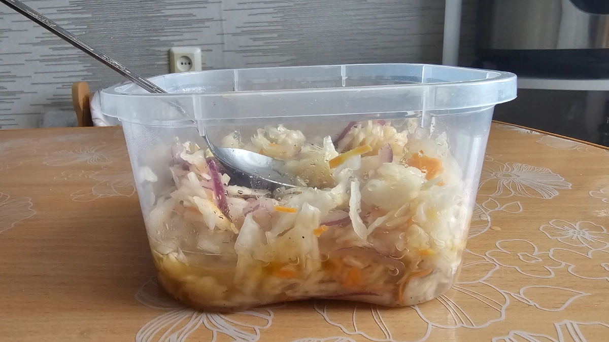 Секрет идеальной квашеной капусты: 3 совета, как избежать кислоты, слизи и темного цвета