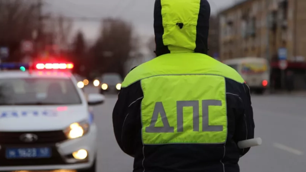 Инспектор ГАИ просит показать аптечку и огнетушитель: обязан ли водитель это делать в 2026 году - ответ автоюриста