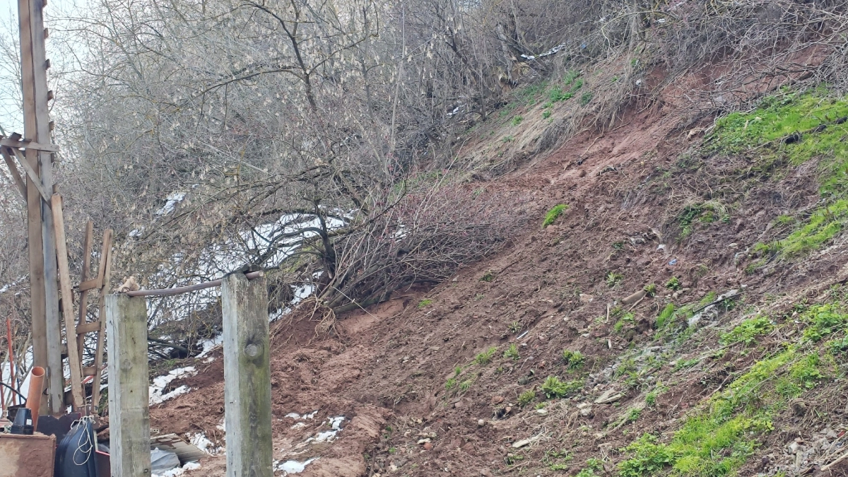 В Кирове сошел оползень: дома оказались под угрозой из-за талых вод
