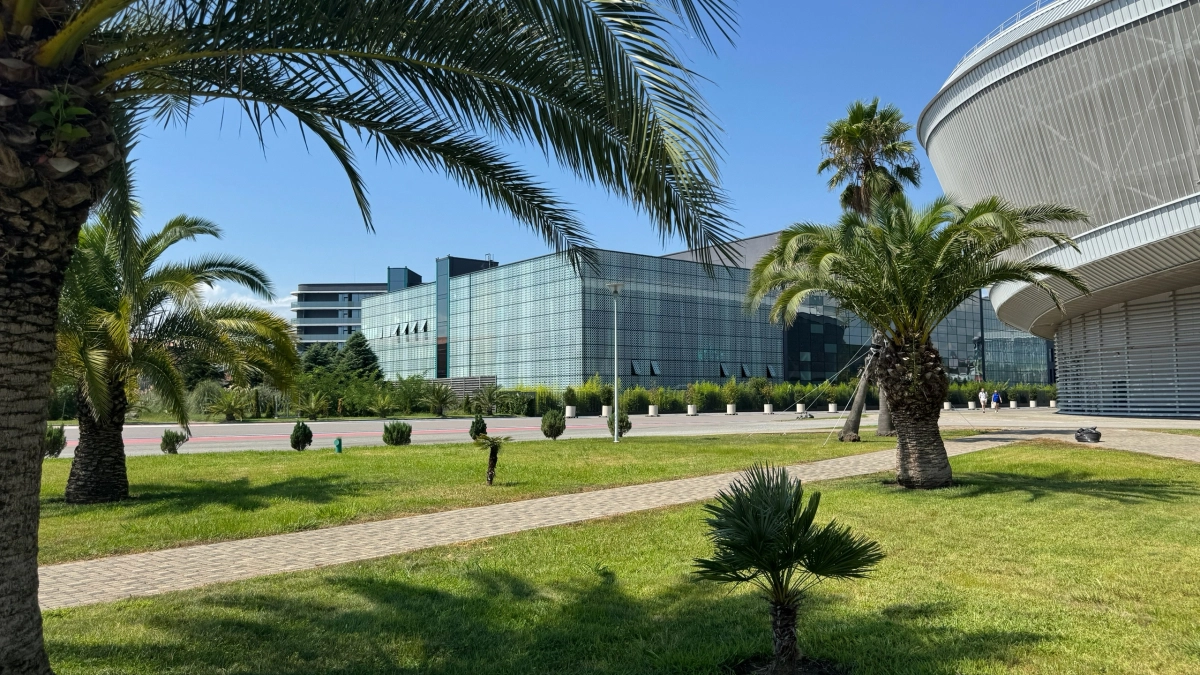 Пляжи грязные, работы нет, цены как в Сочи: почему этот курорт Краснодарского края называют черной дырой