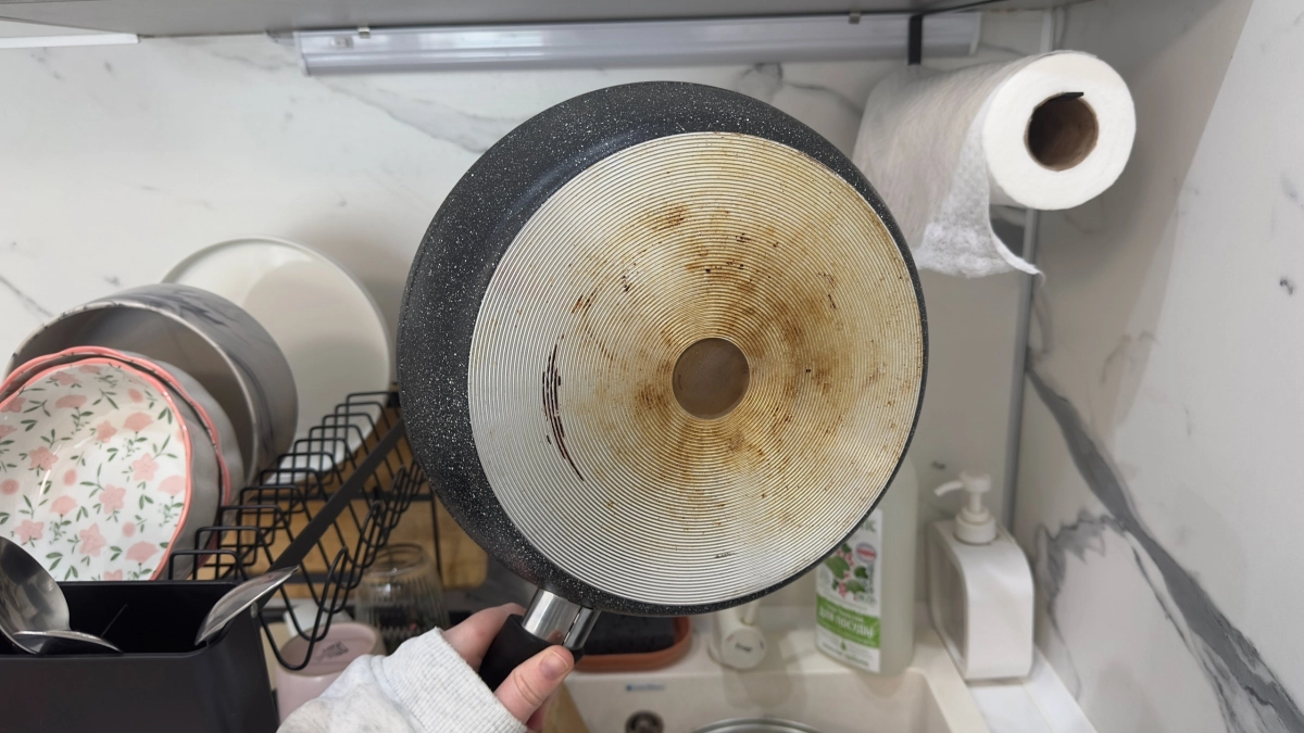 На моей кухне вся посуда сияет: как отмыть жирные сковородки без химии - ресторанный трюк