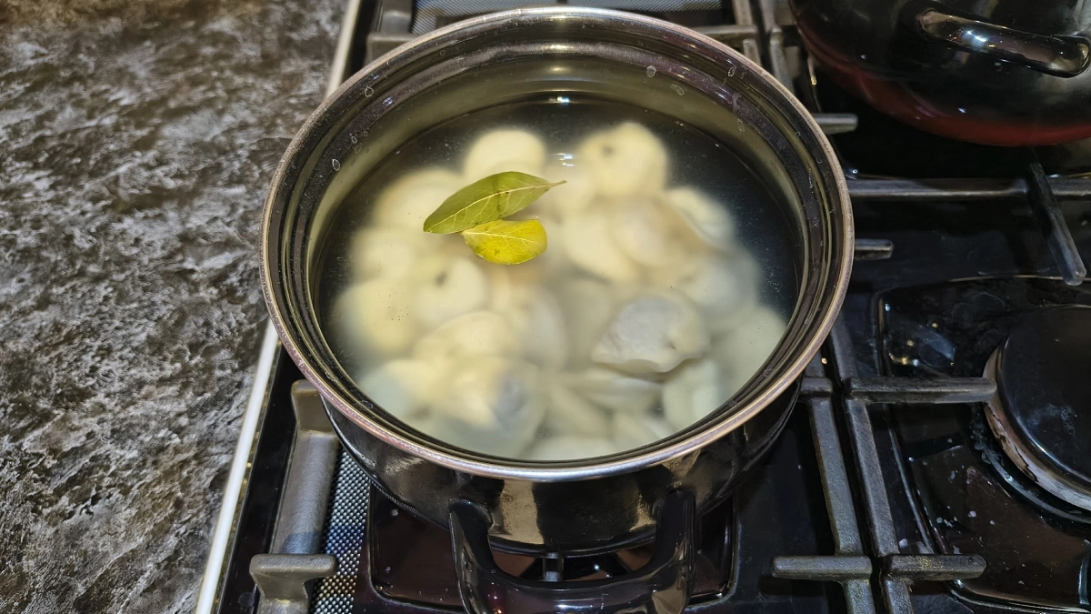 Зачем в пельмени при варке нужно заливать стакан холодной воды - в чем секрет и почему так делают опытные хозяйки