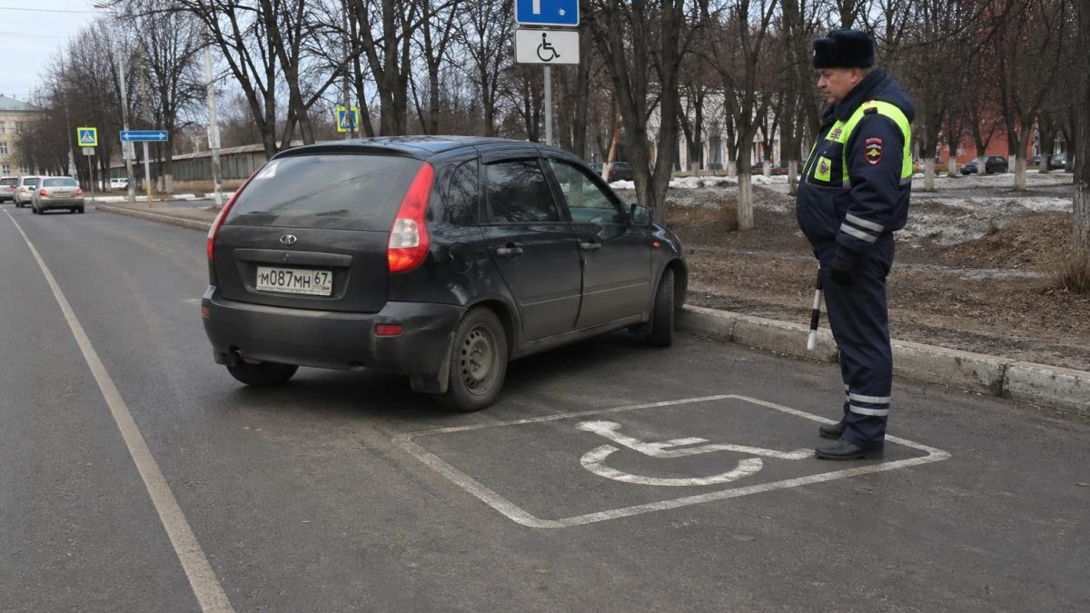 Штраф 5000 рублей отменят? ГАИ объяснила, когда можно парковаться на месте для инвалидов