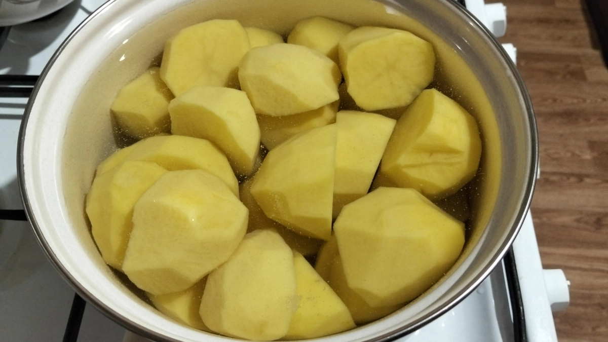 Перестаньте заливать картошку водой как придется: 3 секрета идеального пюре от опытной хозяйки
