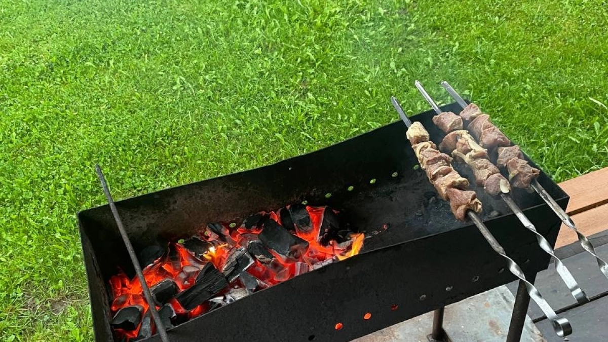 Сочный шашлык без ошибок: что добавить в маринад, чтобы не пересушить мясо на мангале