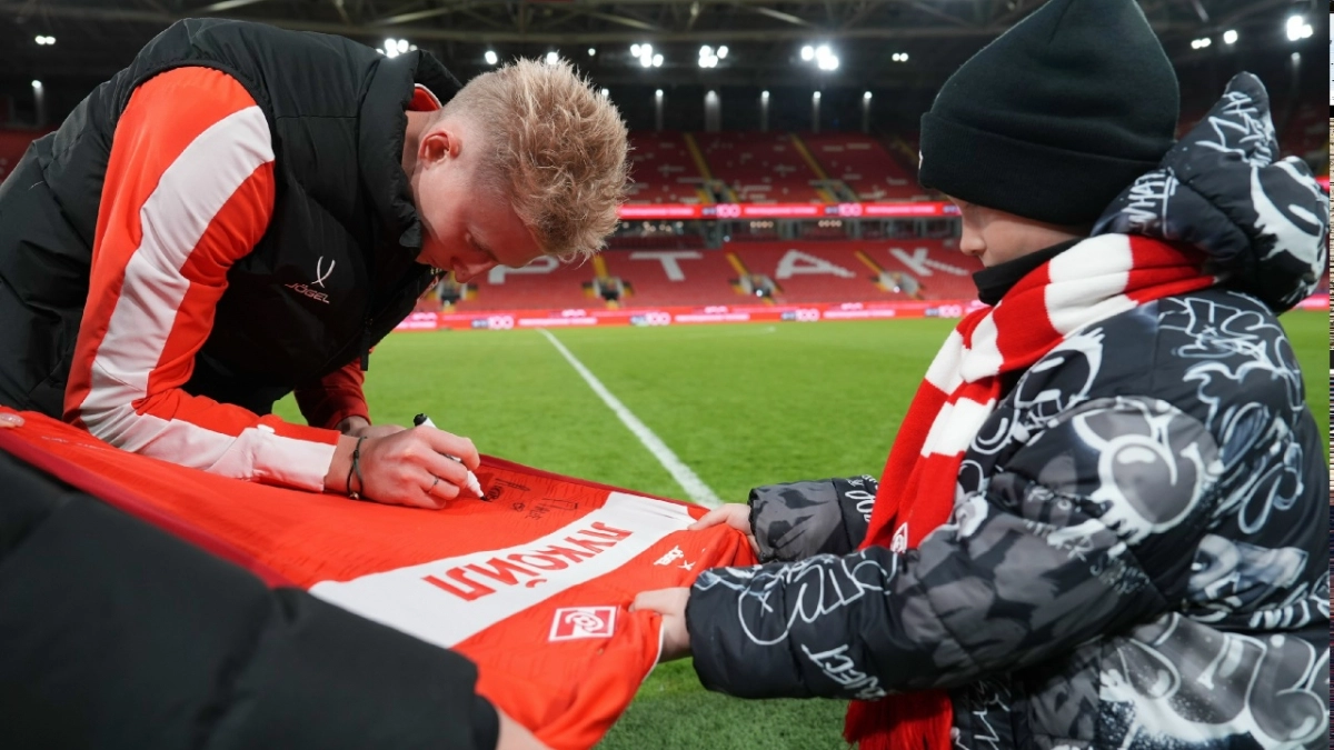 Игрок "Спартака" исполнил мечту кировского школьника