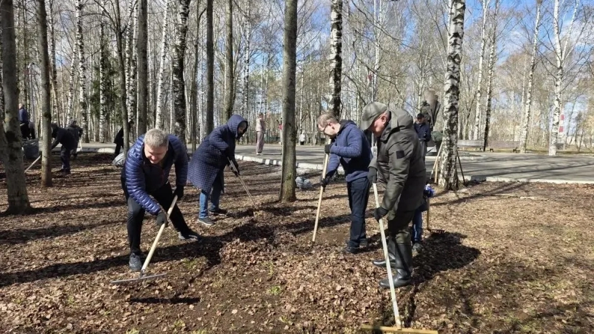 В субботнике на территории Парка Победы участвовал губернатор Александр Соколов