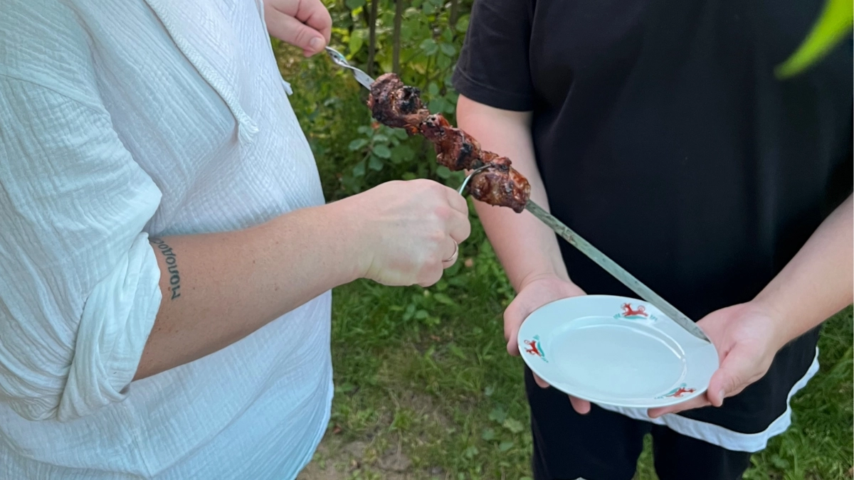 Томатный маринад превратит даже жесткий шашлык в деликатес - готовим идеально сочное мясо для пикника