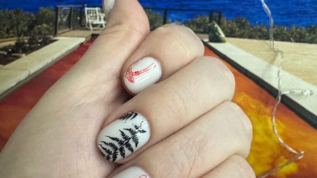 Самые модные идеи маникюра весны 2026 для женщин после 50 - от нежного витража до стильного хрома