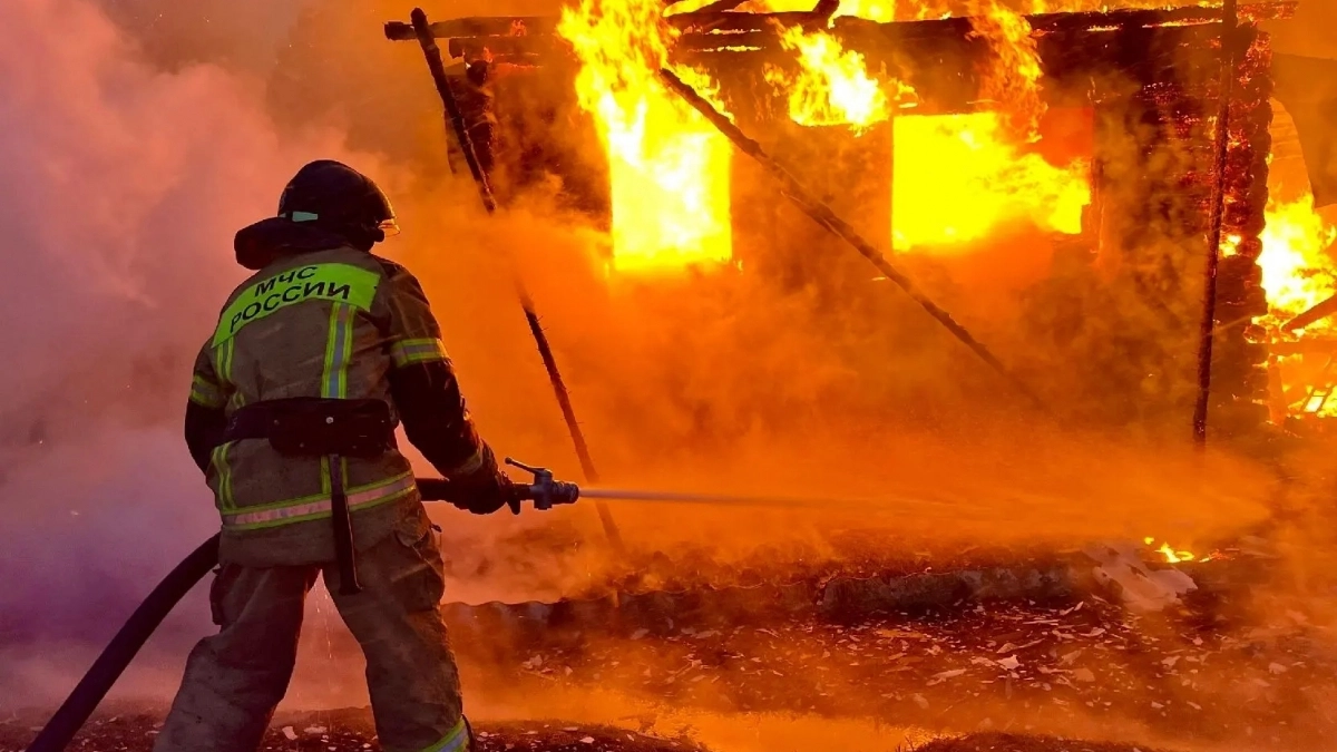Под Слободским мощный пожар уничтожил двухквартирный дом с баней