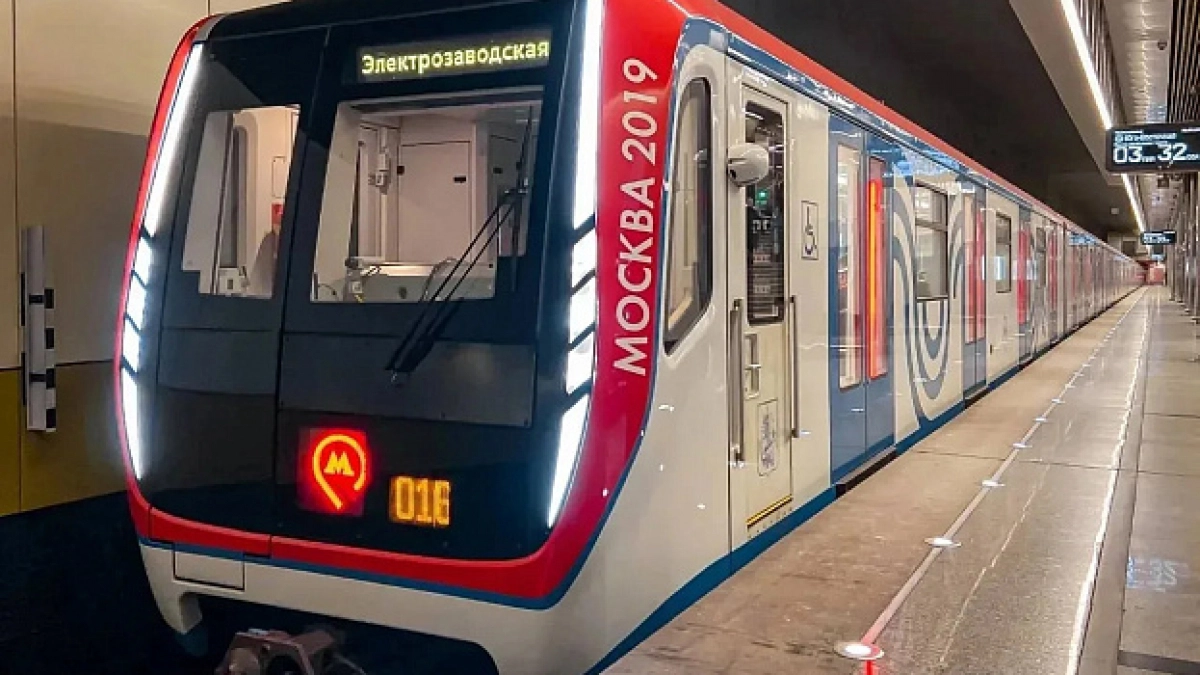 В метро Москвы вышел на линию состав, посвященный 90-летию Кировской области