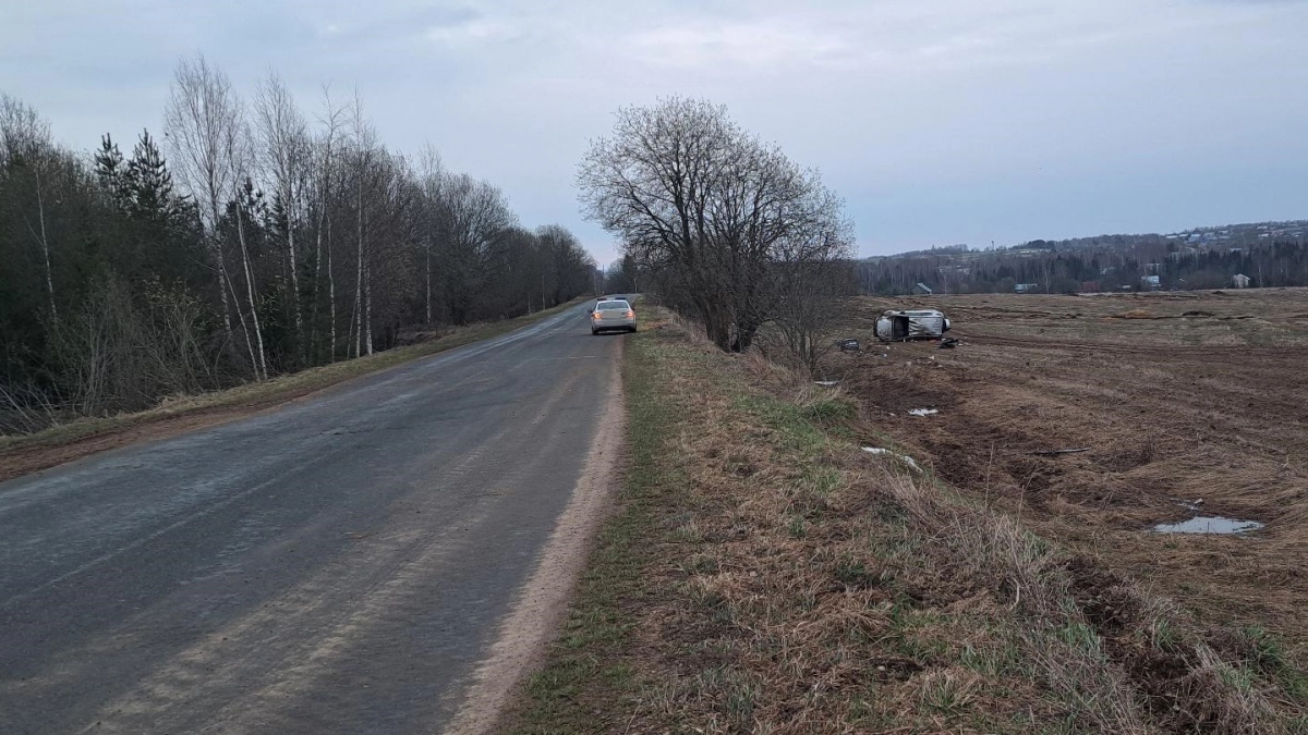 Бесправник покалечил себя и трех детей в ДТП с опрокидыванием в Орловском районе