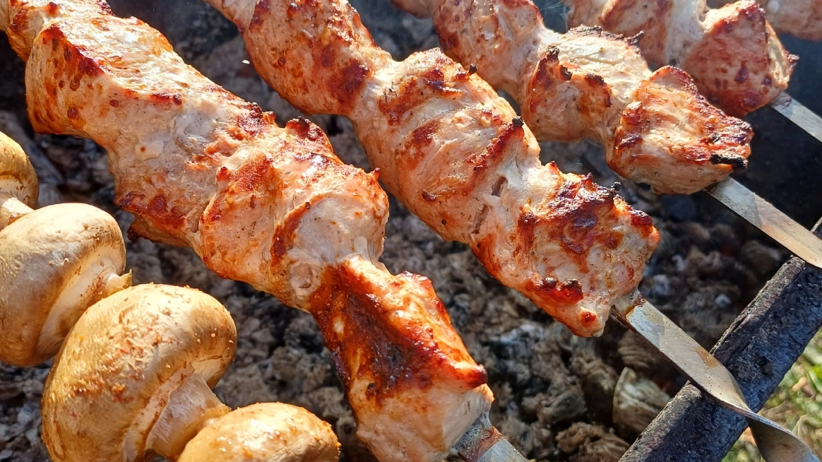 7 лучших маринадов для шашлыка из свинины: это нежнейшее и сочное мясо гости умнут за минуту