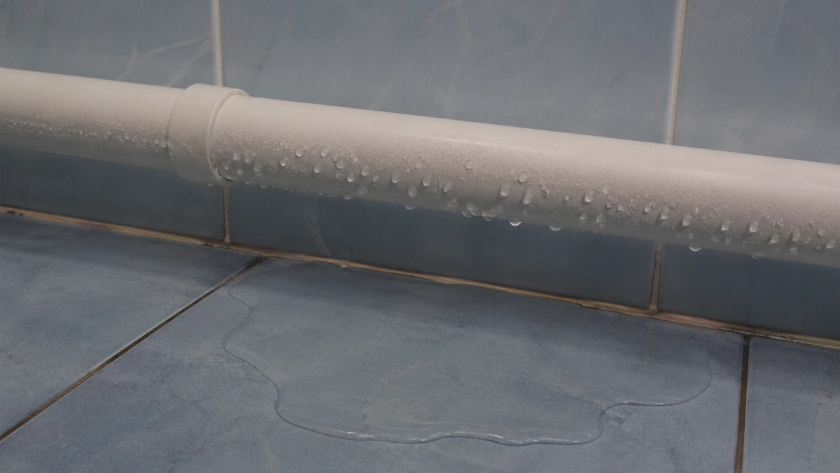 Конденсат на трубах убивает ремонт: 3 простых решения, которые работают на 100% 