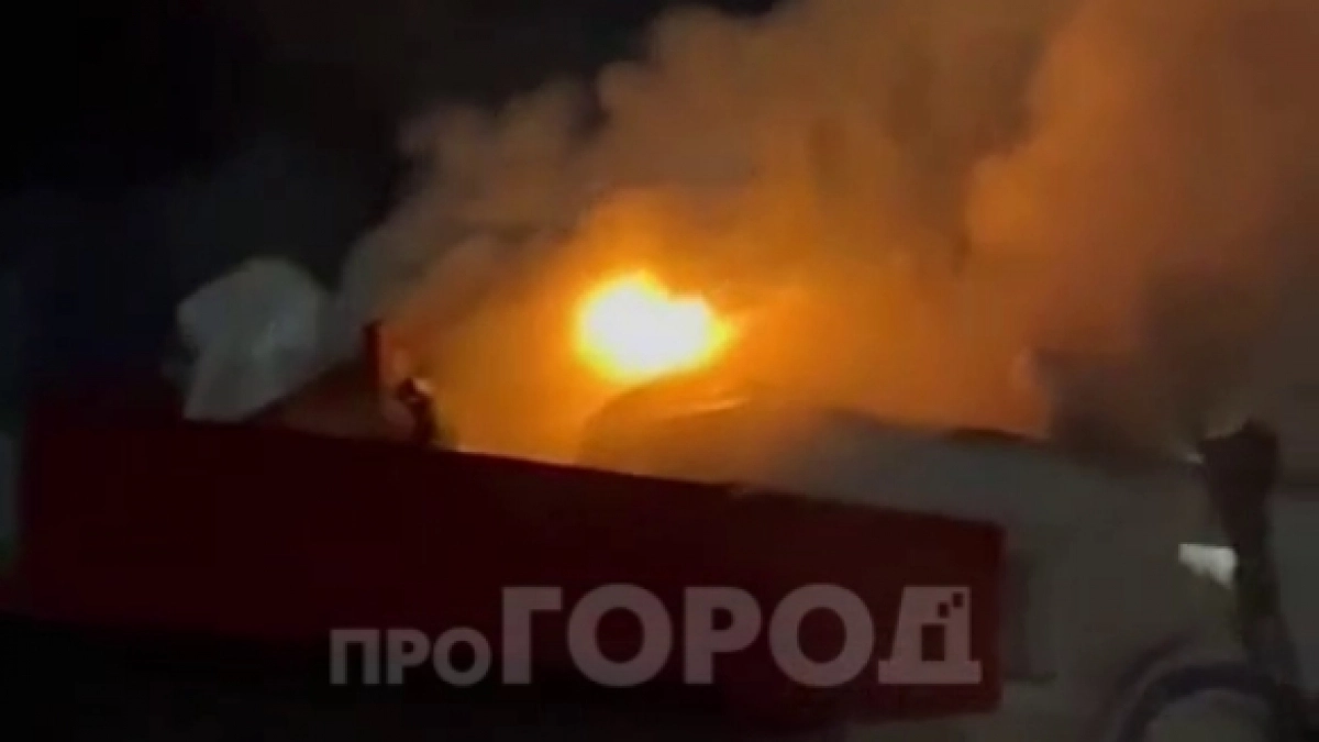 Мощный пожар в центре Слободского ликвидировали 23 спасателя: появилось видео ЧП