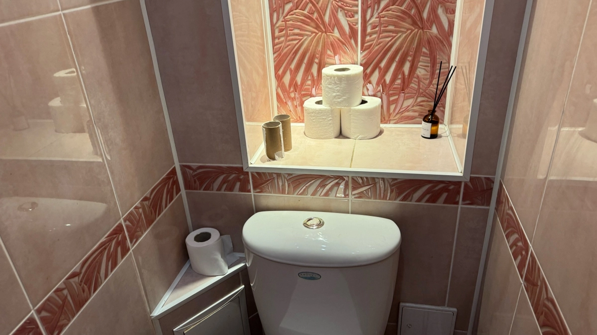 Чтобы в туалете всегда хорошо пахло: простой лайфхак с втулкой, который работает лучше аэрозолей