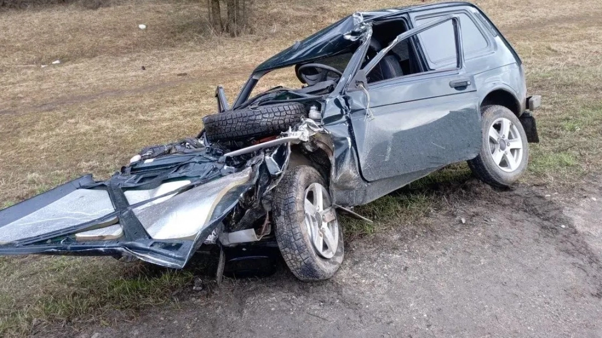 В жесткой аварии с фурой на трассе под Котельничем погиб пассажир "Нивы"