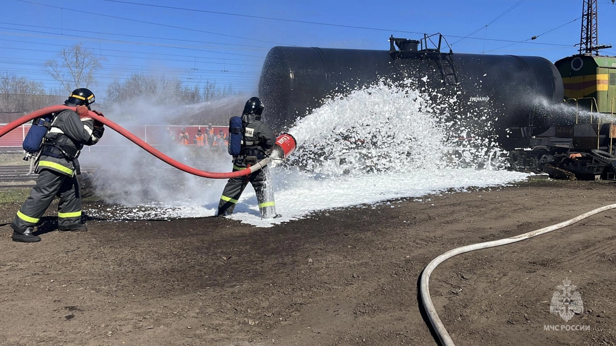 В Зуевке пожарные и железнодорожники тушили условно горящую цистерну с топливом