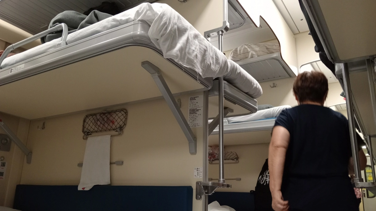 Какие права есть у пассажиров верхних полок в поездах: что разрешено, а за что могут высадить