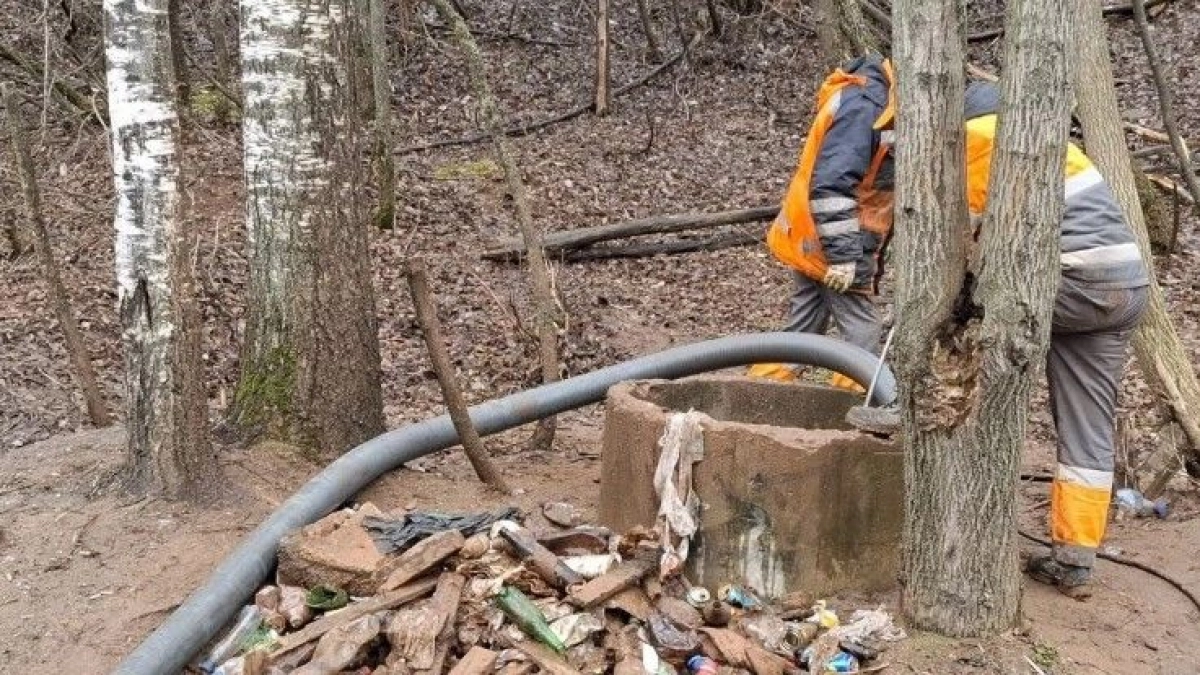 Кировчане вынуждены дышать смрадом из колодца в ожидании автобуса