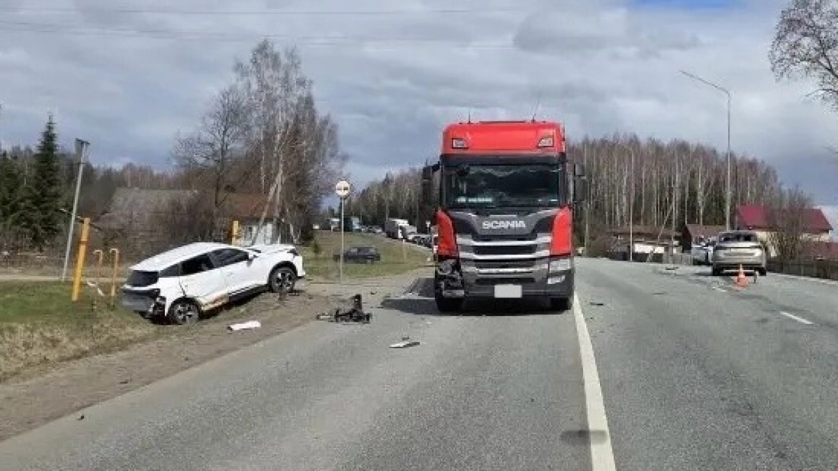 Массовая авария с двумя фурами и двумя легковушками произошла около Кирова