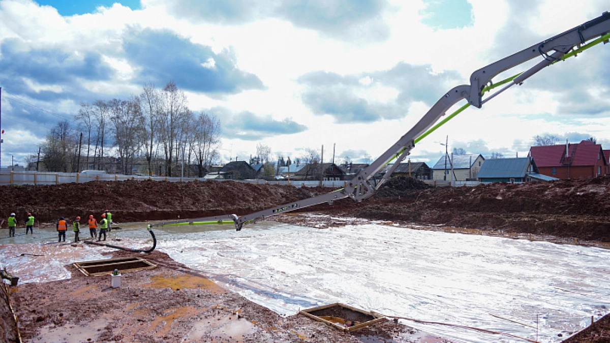 В Слободском продолжают строить бассейн и обновлять стадион