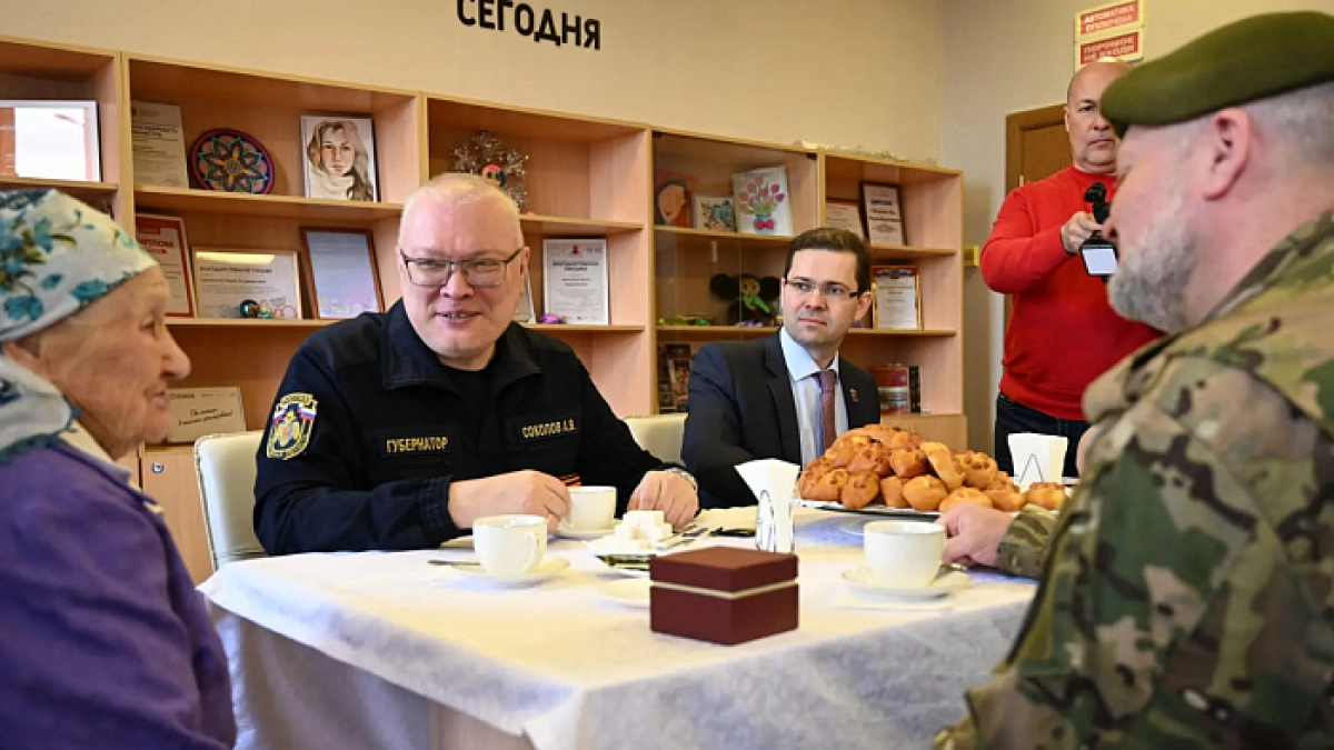 В Слободском губернатор побеседовал с труженицей тыла и ее внуком-участником СВО