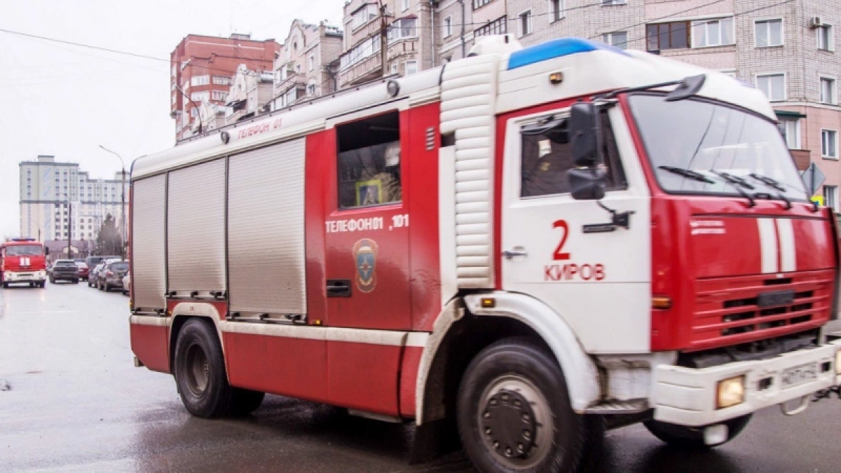 19 огнеборцев тушили мощный пожар в частном доме в Кирове
