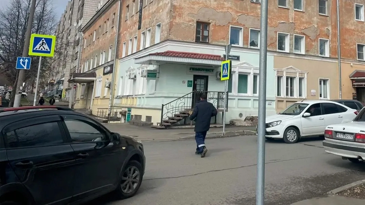 Возле двух детских садов в Кирове появился пешеходный переход