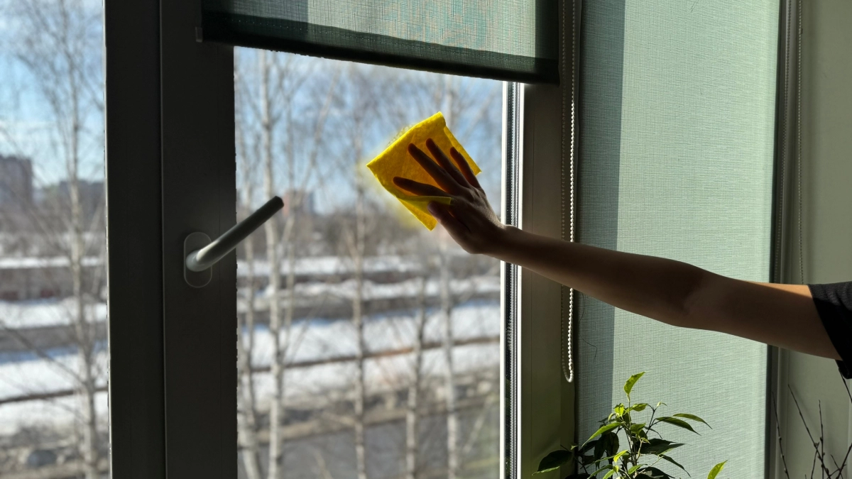 1 колпачок в воду - и окна мыть до осени не нужно: сияют чистотой как слеза, никаких разводов - лайфхак